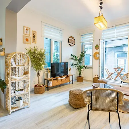 Urban Balcony Retreat- Near Galata Metro *