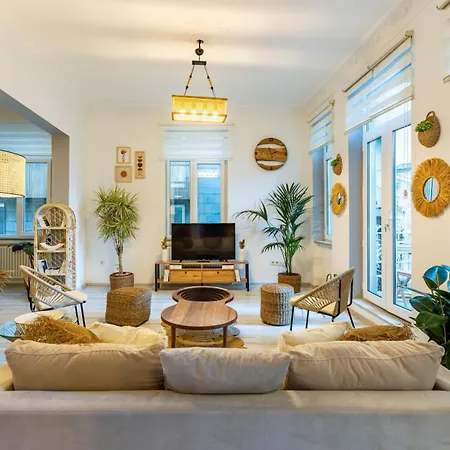 Urban Balcony Retreat- Near Galata Metro Istanbul